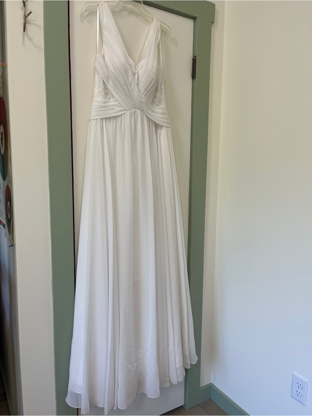 RUNS SMALL Elegant White V-Neck Chiffon Wedding Dress